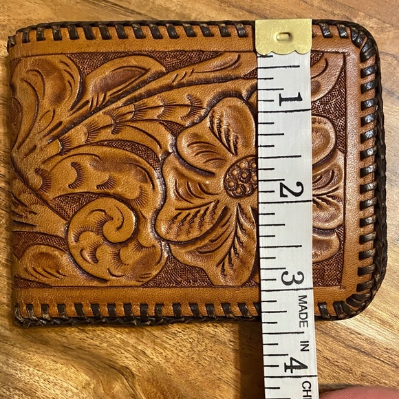 Vintage hand tooled leather unisex bifold - Picture 13 of 13
